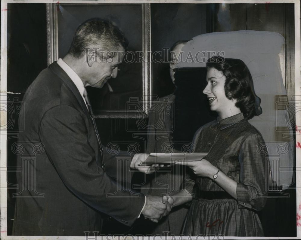 1960 Press Photo Hugh Carson Awards Phyllis Zatlin Fulbright Scholarship - Historic Images