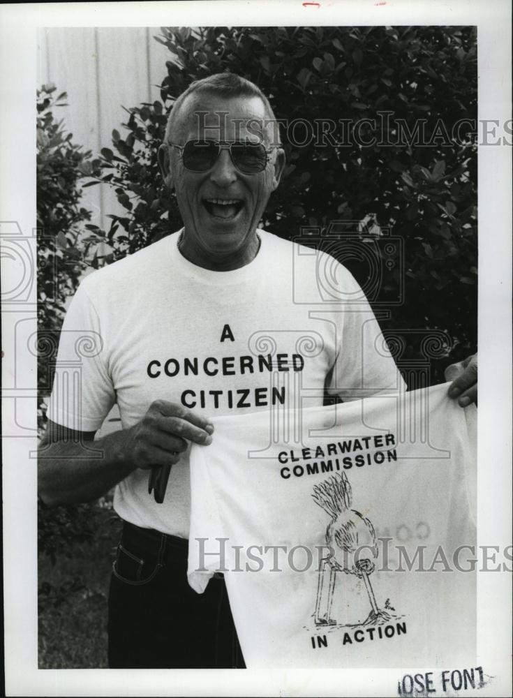 1985 Press Photo Stu Williams With TShirts About City Commissioners - RSL91175 - Historic Images