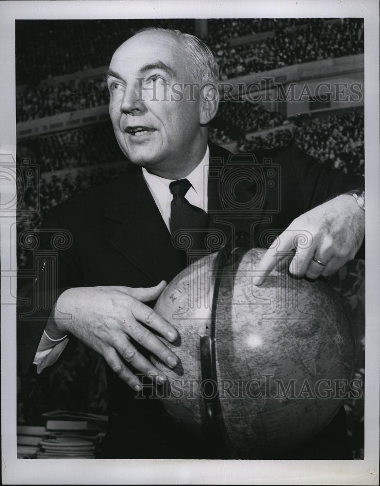 1949 Press Photo George VDenny Jr, touching the tour of the town meeting - Historic Images