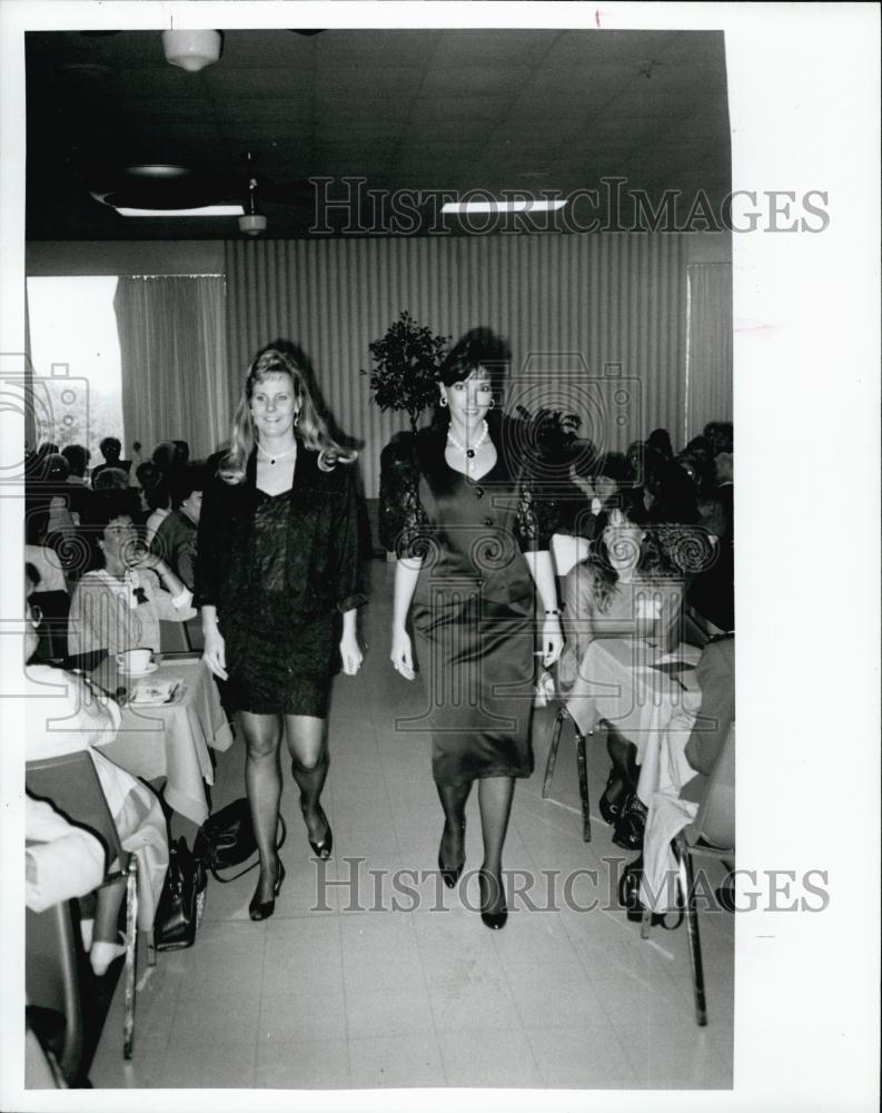 1990 Press Photo Laurel Weightman, Vickie Schraeder, Models, Fashion Show - Historic Images