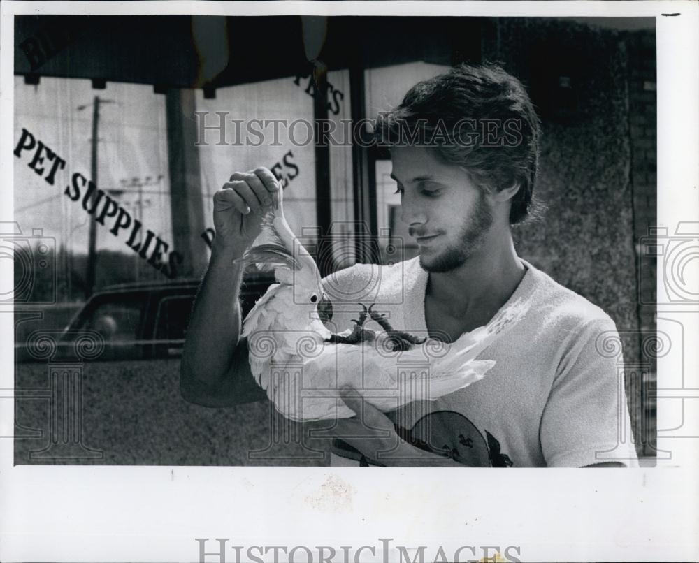 1981 Press Photo Michael Weinberg &amp; Bird - RSL67919 - Historic Images