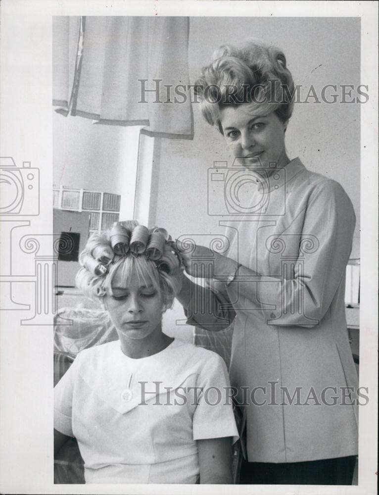 1967 Press Photo Fashion Uniforms Hairdresser - RSL59273 - Historic Images