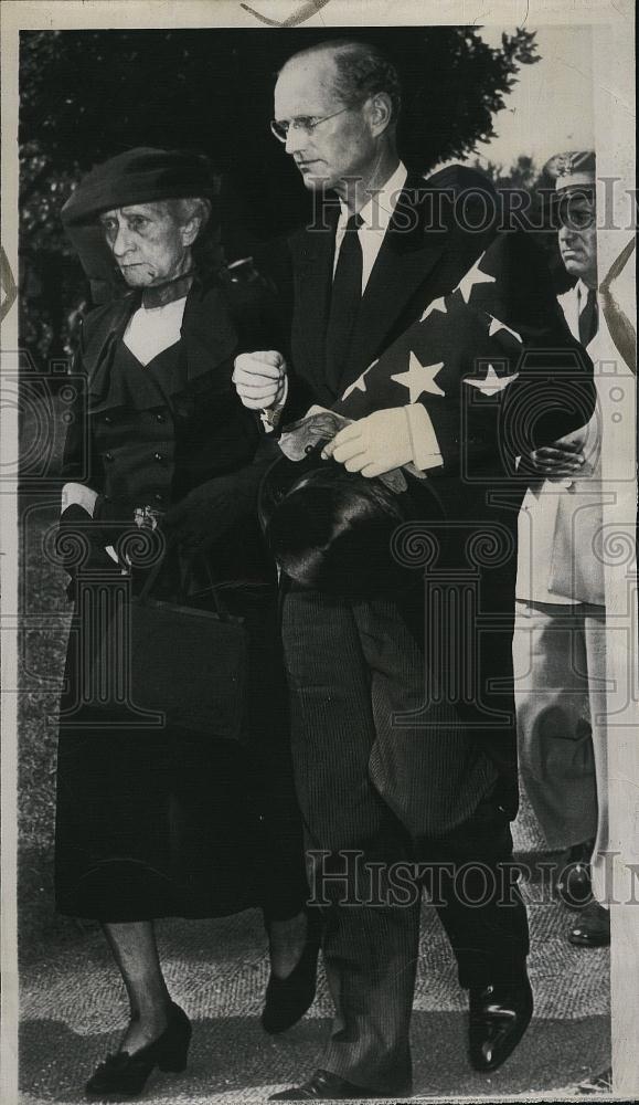 1948 Press Photo Warren Pershing with May Pershing after funeral of their father - Historic Images