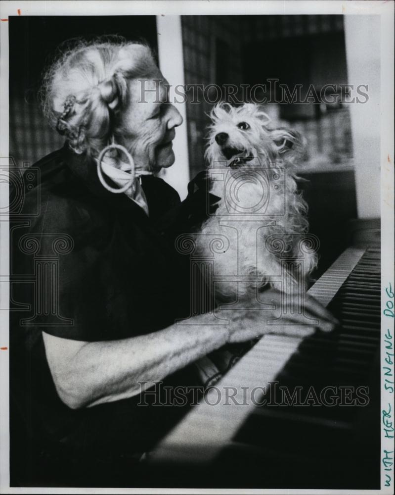 1976 Press Photo ChiChi sings dog Elizabeth K Barr accompany - RSL94065 - Historic Images