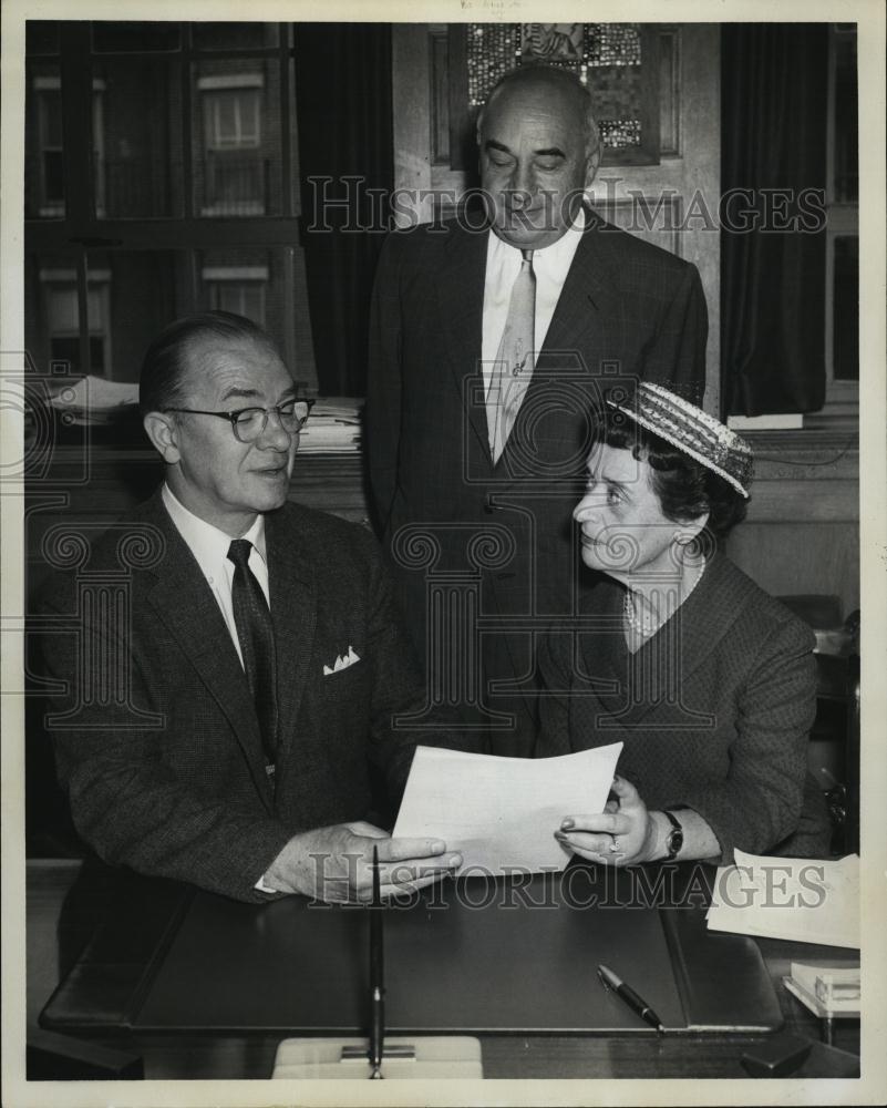 1959 Press Photo Pres Harold Case Boston Univ, Mrs Sol Waltman &amp; Atty Barkowitz - Historic Images