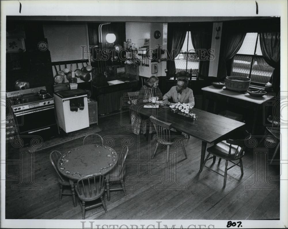 Press Photo Smokey & Dick in Their Kitchen - RSL87129 - Historic Images