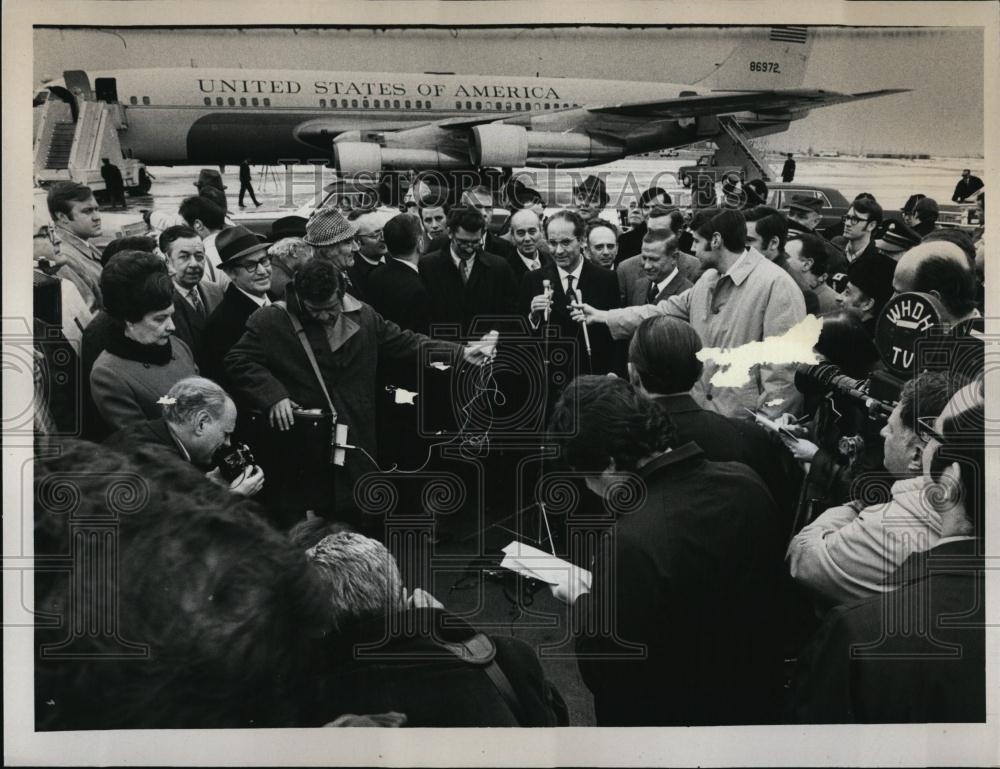 1971 Press Photo Italian Prime Minister Emilio Colombo Arrives At Logan Airport - Historic Images