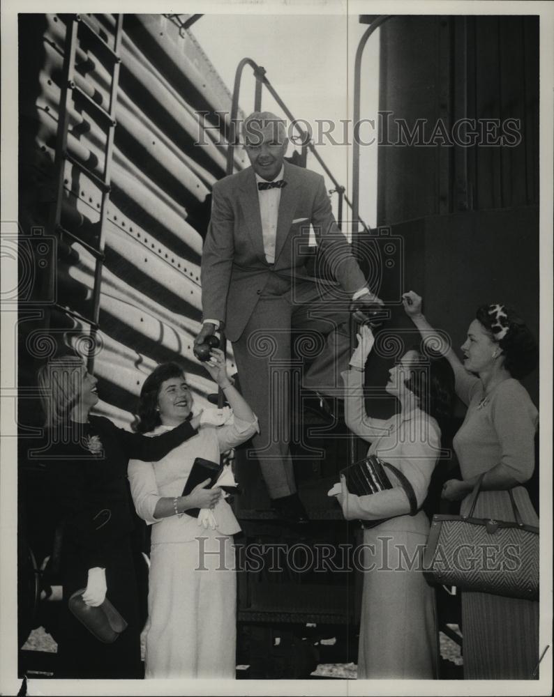 1957 Press Photo Wilfred BWedge, gives four apples to Worcester HS Teachers - Historic Images