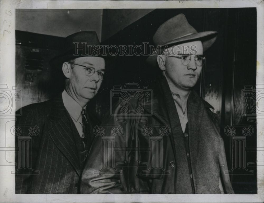 1946 Press Photo Police sgt J Doyle with Cyril Perry in custody for murder - Historic Images