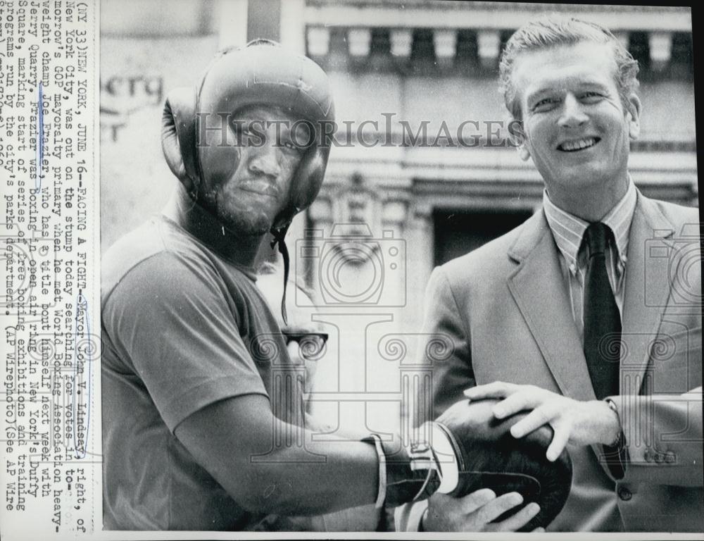 1969 Press Photo Boxing champ Joe Frazier with campaigning NY Mayor John Lindsay - Historic Images