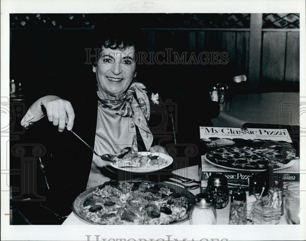 1994 Press Photo Rose Totino serving classic pizza at St Petersburg - RSL68183 - Historic Images