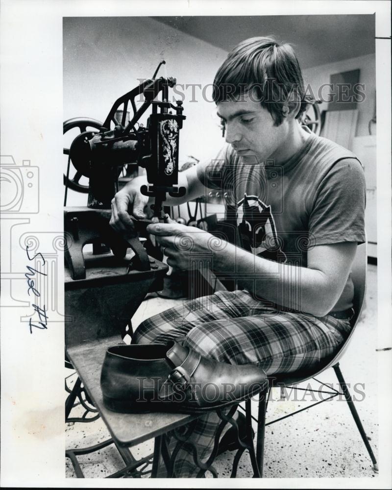 1978 Press Photo Victor Cappagli Operates Stitching machine shoe shop - Historic Images