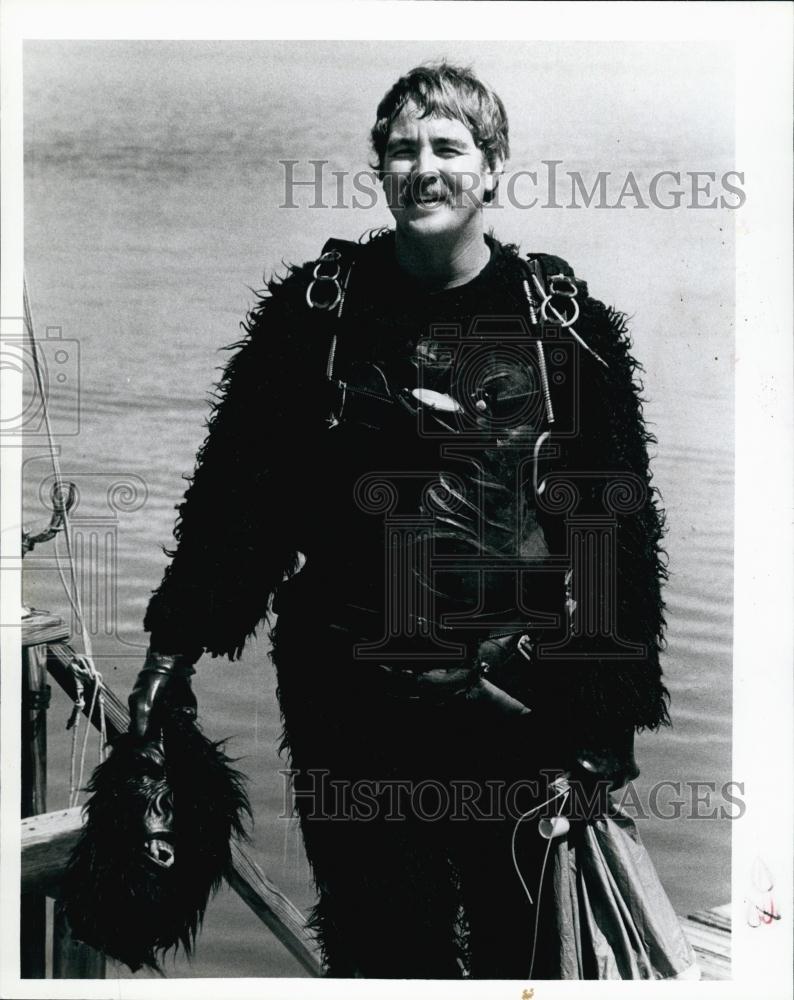 1981 Press Photo Doug Summers parachutes gorilla suit - RSL62917 - Historic Images