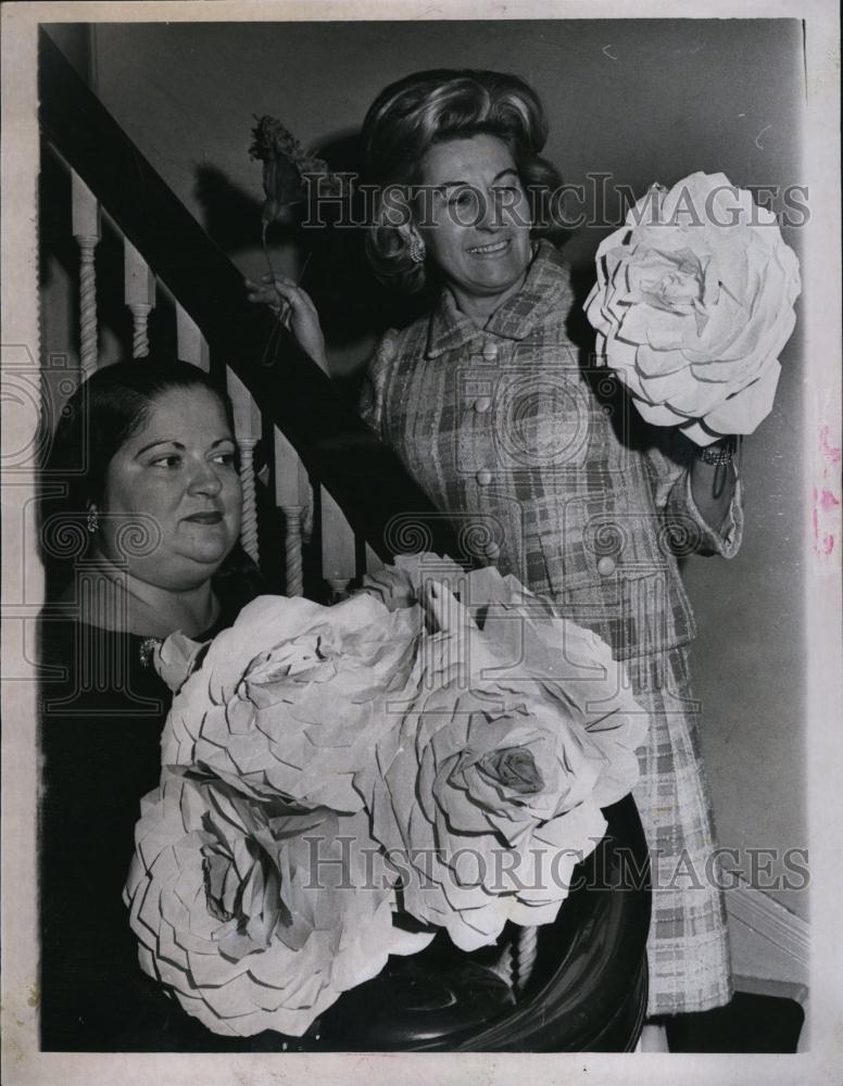 1969 Press Photo Mrs Melvin Field & Mrs George Condakes busy preparing for the - Historic Images