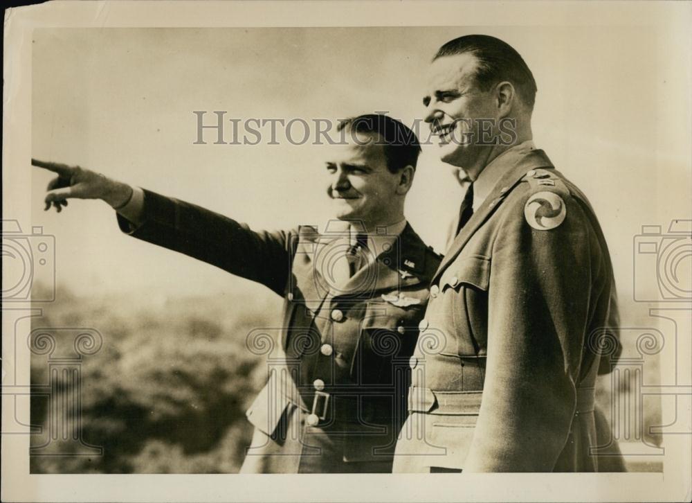 1941 Press Photo Maj James Hutchison &amp; Elliott Roosevelt on top hotel in London - Historic Images