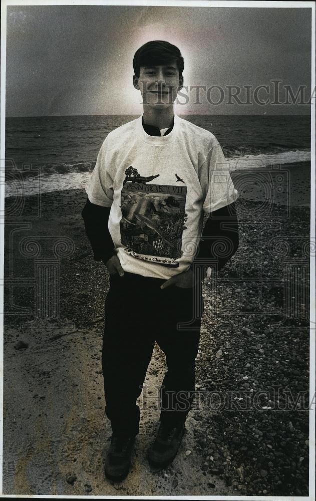 1996 Press Photo Justin Dessosiers, Shark expert and Researcher - RSL81139 - Historic Images