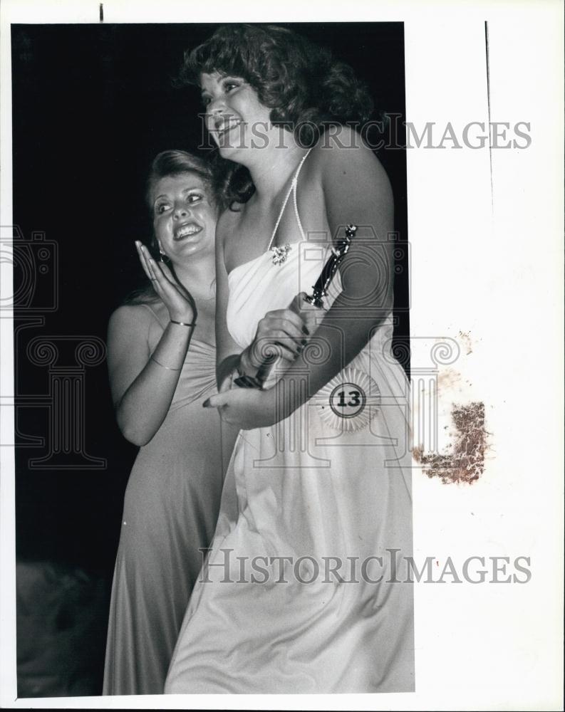 1980 Press Photo Gail Sullivan trophy evening gown competition title winner Miss - Historic Images