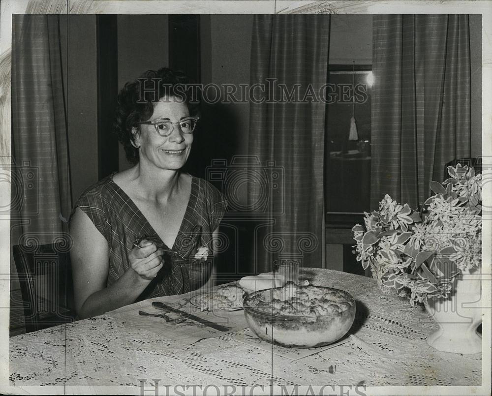 1962 Press Photo Mrs John Santososuosso Finalist in Pillsbury bake off - Historic Images