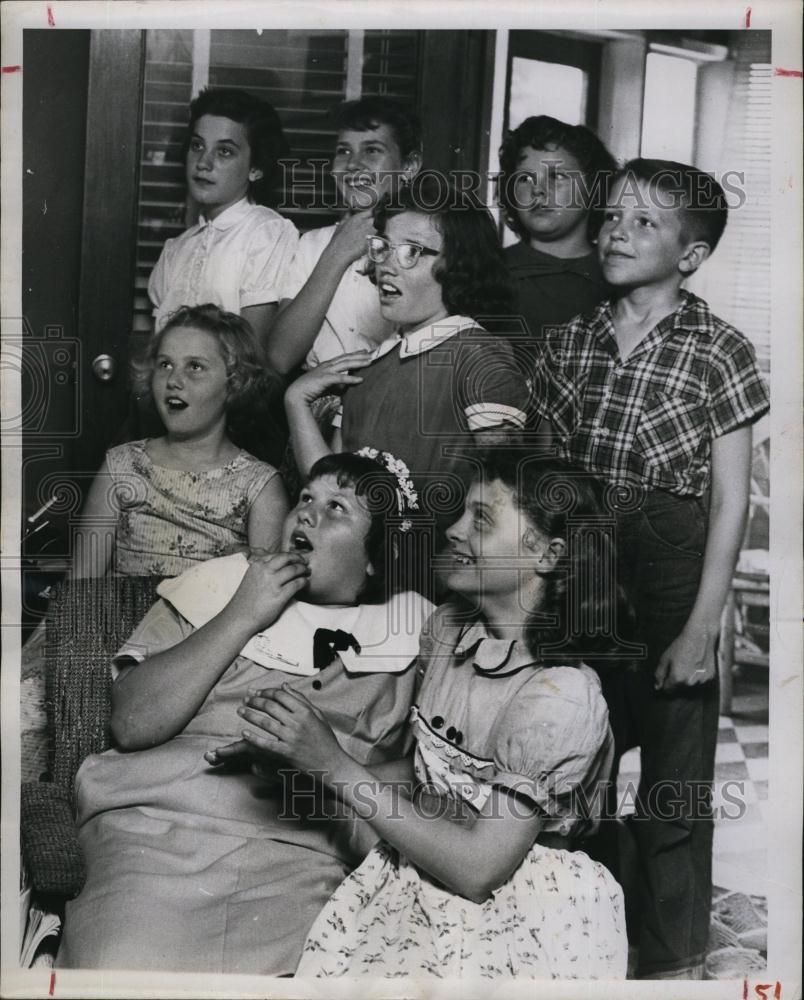 Press Photo Audience Watching Sword Swallower Pat Zerm - RSL91265 - Historic Images