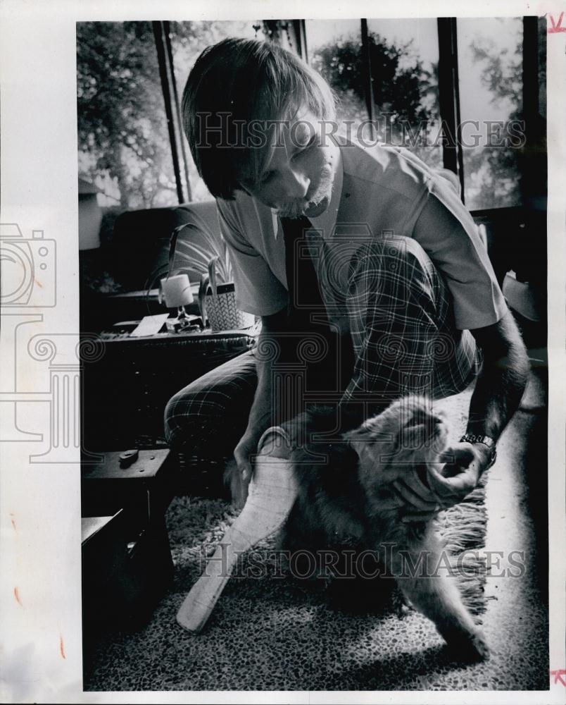 1976 Press Photo Veterinarian Dr Robert Wehr on call doctor to his patients - Historic Images