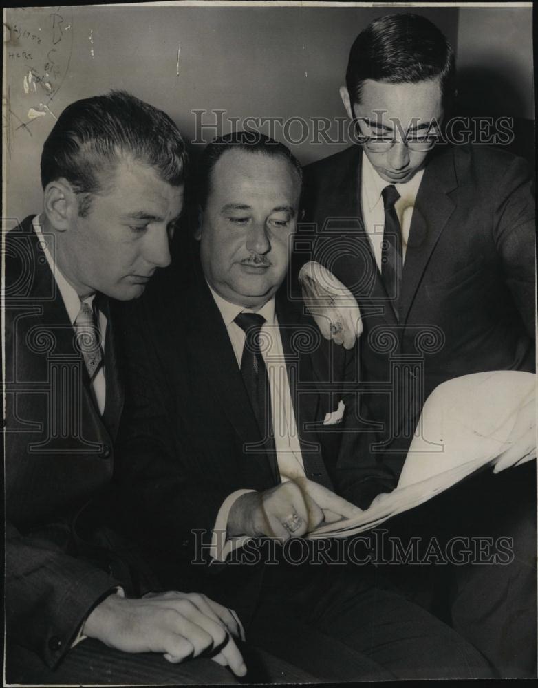 1961 Press Photo EBros Murder suspect Albert Faylesand his AttyLouise Casson - Historic Images