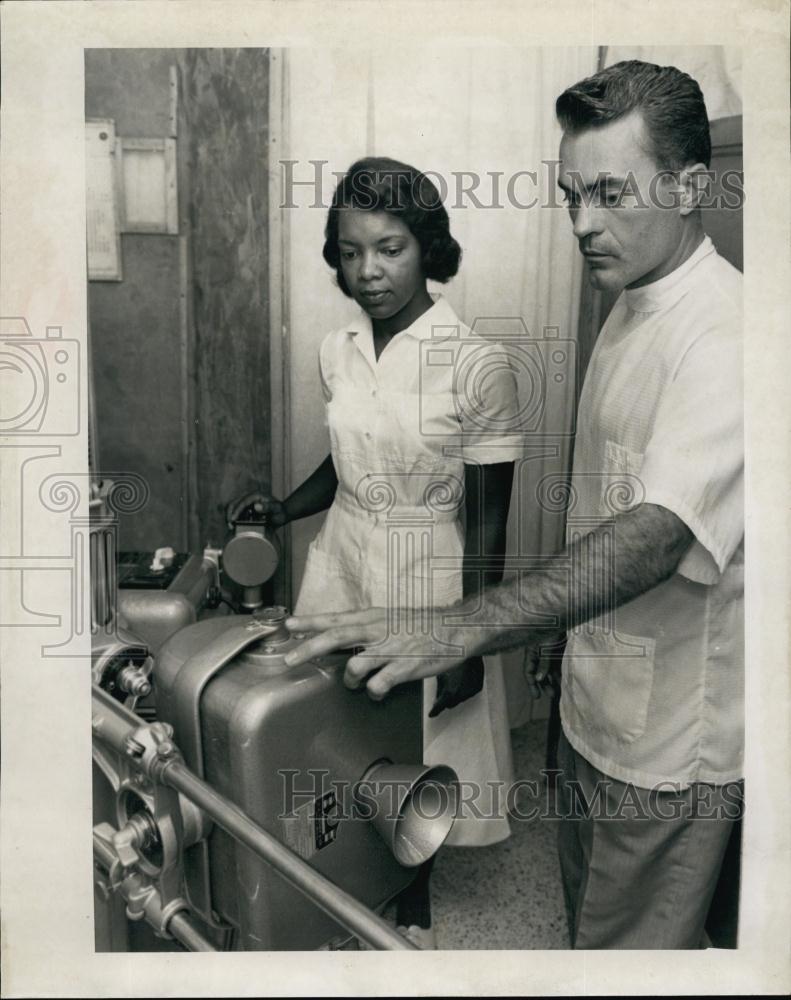 1962 Press Photo Dr O Kenneth Wedler and assistant Dorothy Scott X-ray - Historic Images