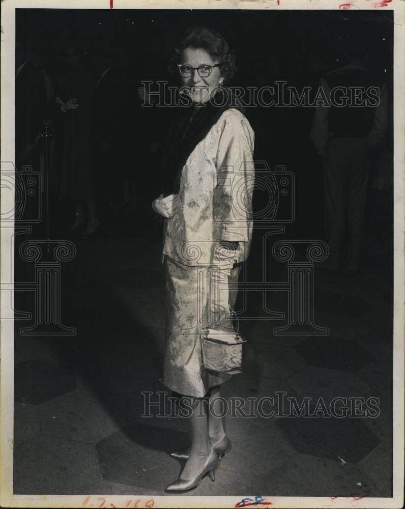 1980 Press Photo Mrs Richard Reeser in a fashionable winter coat - RSL94399 - Historic Images