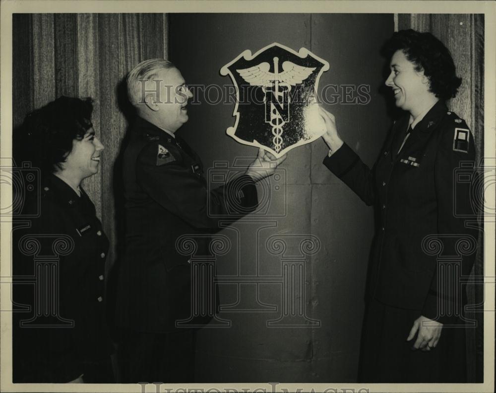 1962 Press Photo Army Nurse Marian Setter presents plaque to Col Karl Scherer - Historic Images