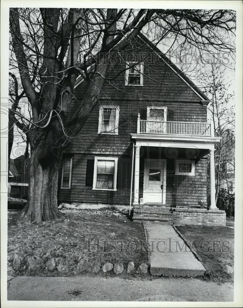 1985 Press Photo Chasing Myles Connors House In Milton - RSL44439 - Historic Images