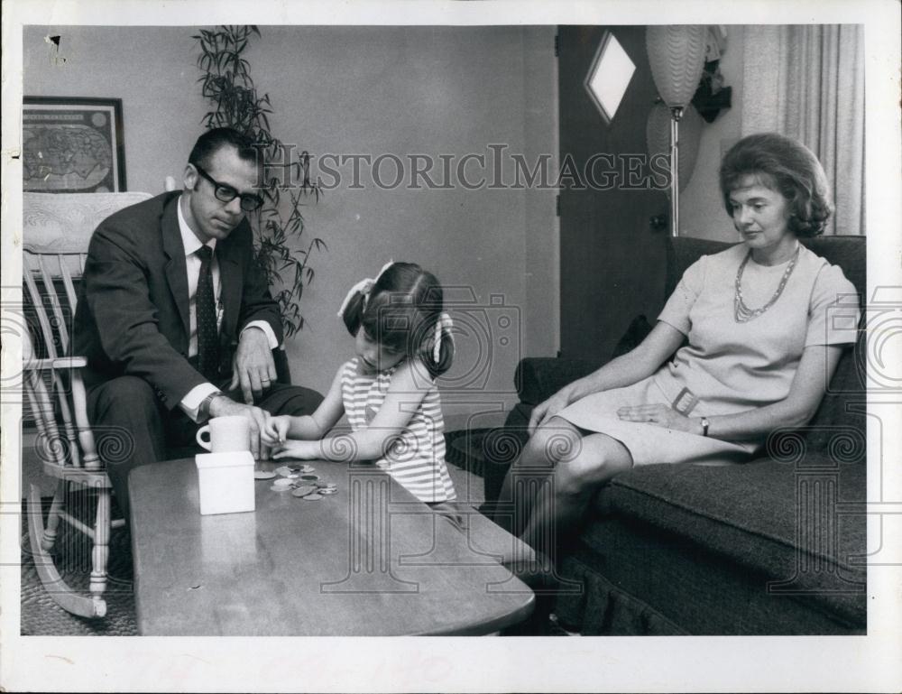 1971 Press Photo Reverend JW Cate and wife Judy &amp; daughter Andrea - RSL66295 - Historic Images