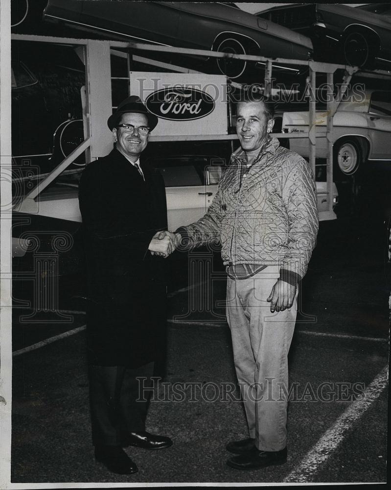 1967 Press Photo AC Denckner Ford&#39;s Boston District Sales Manager greets - Historic Images