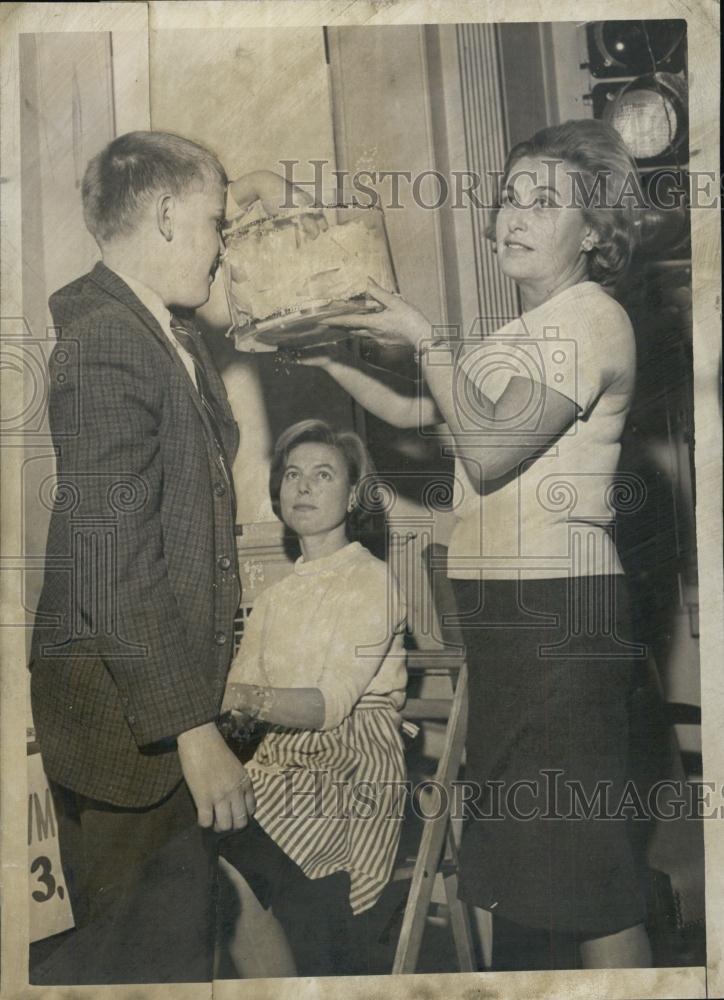 1968 Press Photo John Mitton and Mother With Mrs Robert Wrenn at Bazaar - Historic Images