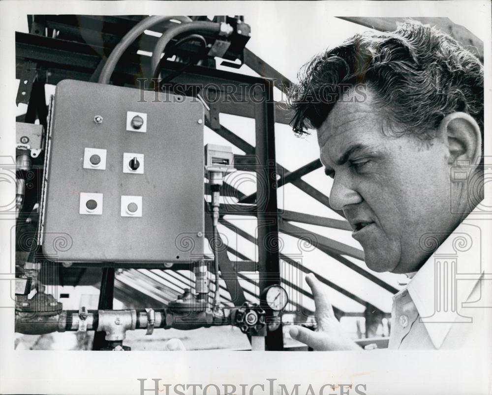 1975 Press Photo Dr, Berl Thomas explains watering device in greenhouse - Historic Images