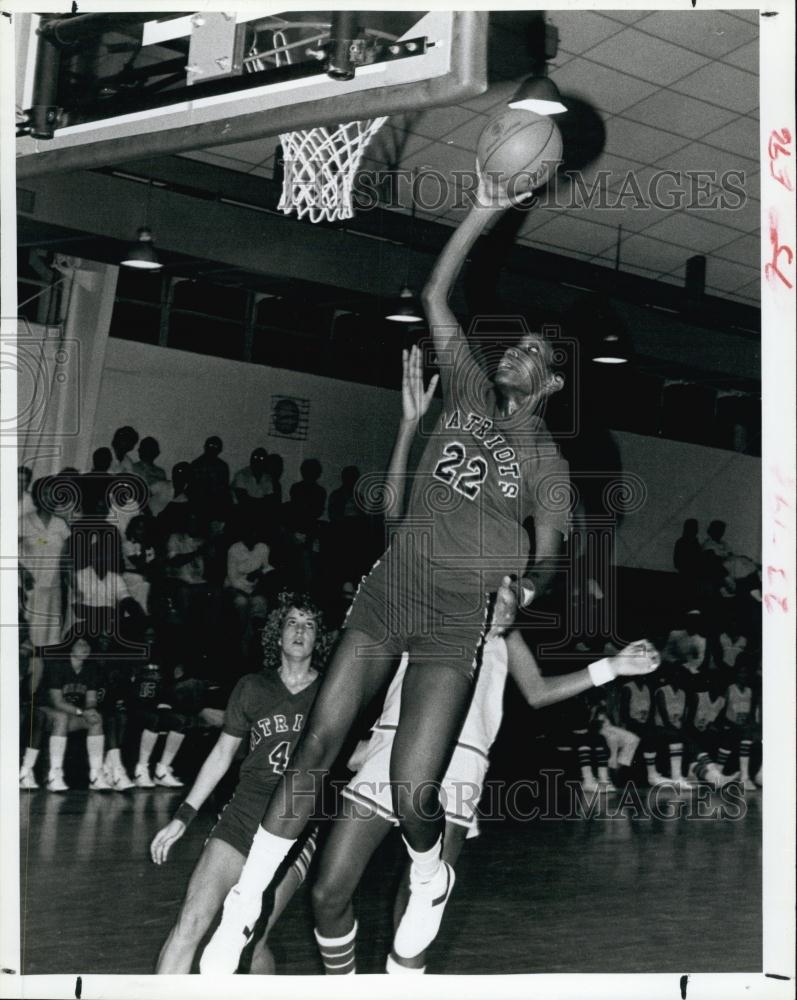 1982 Press Photo Pinellas Park&#39;s center, leading scorer Nikki Davis - RSL64573 - Historic Images