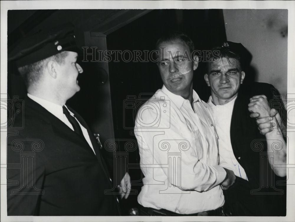 1964 Press Photo Patrolman Frank Coyne Dick Crowley Escort Suspect Texaco - Historic Images