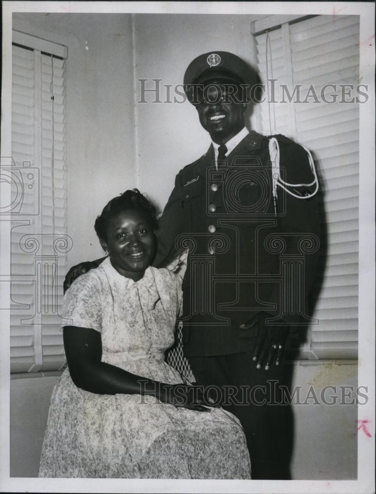 1961 Press Photo Airman 3C Nathaniel Williams, Mrs Mary Moody - RSL91195 - Historic Images