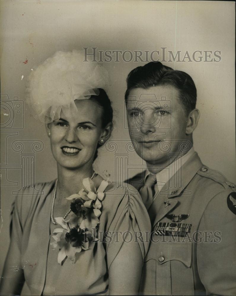 Press Photo newly married Major and Mrs Jerome Zee - RSL91499 - Historic Images