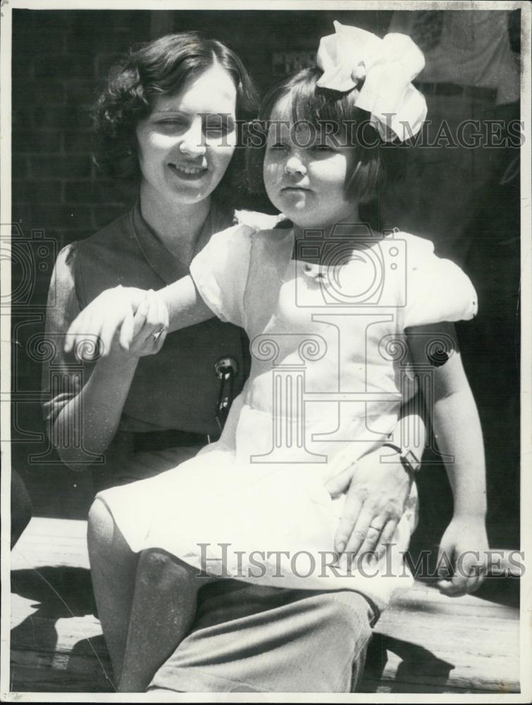 1934 Press Photo Kidnap Victim June Robles Back with Mother - RSL02039 - Historic Images