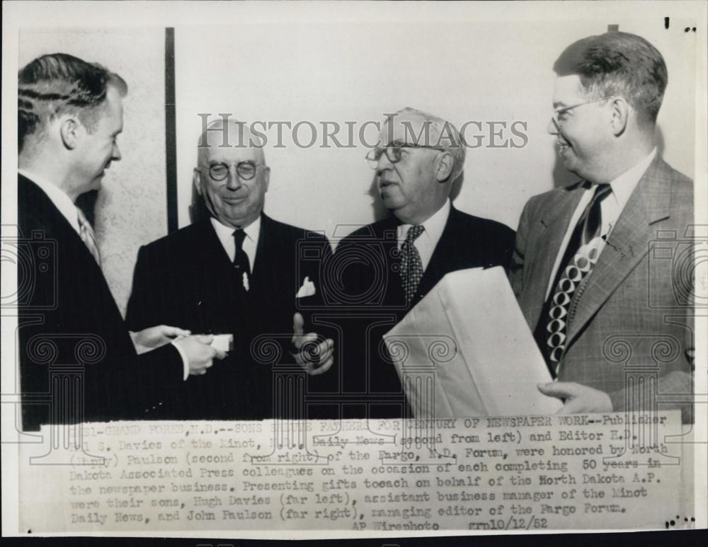 1952 Press Photo Publisher Hugh S Davies and John Paulson News managers - Historic Images