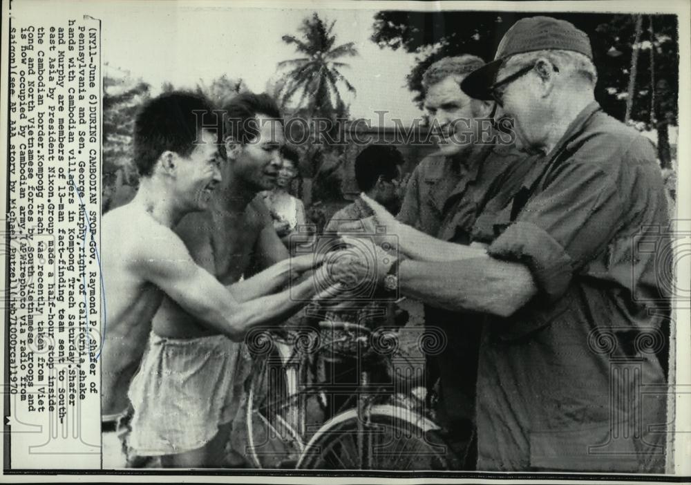 1970 Press Photo Gov Raymond Shafer Senator George Murphy Cambodia Vilagers - Historic Images