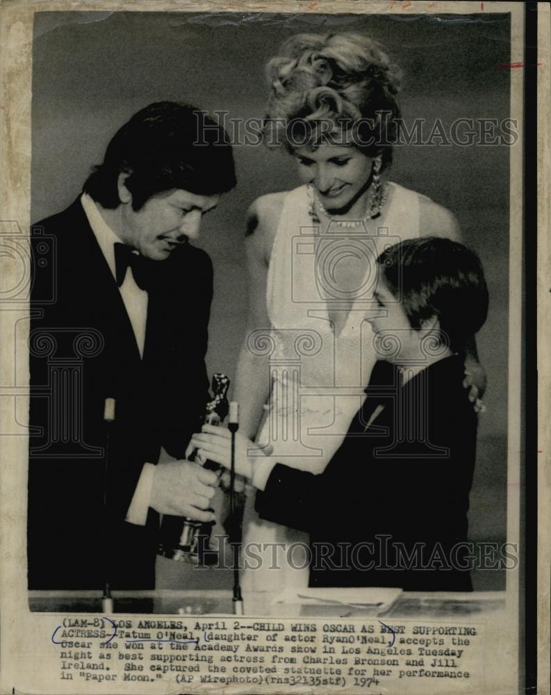 1974 Press Photo Actress Tatum O&#39;Neil Accepting Oscar Award For Father - Historic Images