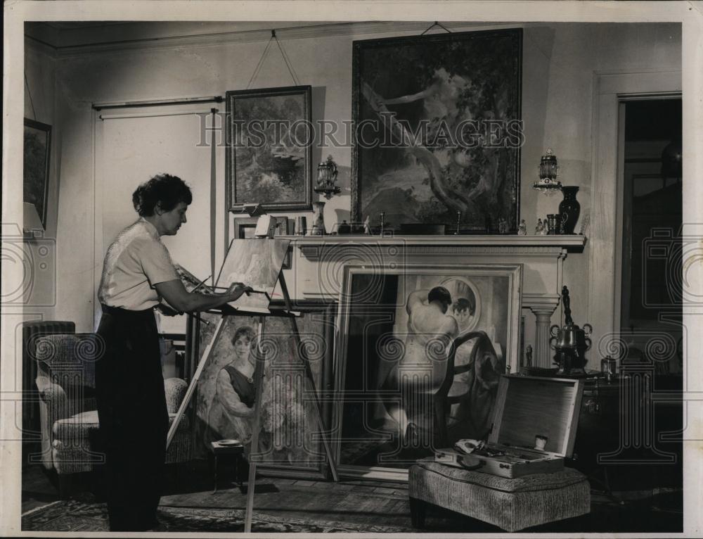 Press Photo Mrs Dorothy A Thompson Paints Amidst Other Art - RSL97465 - Historic Images