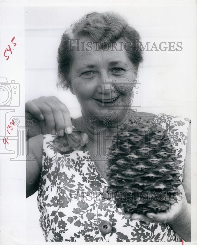 1965 Press Photo Miss Opal Catlin holes pine cone - RSL62935 - Historic Images