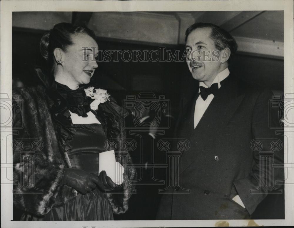 1949 Press Photo Orville Collins With Harold Wilson at the Royal Opera House - Historic Images