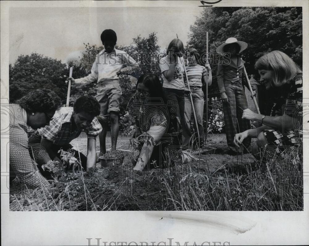 1975 Press Photo Dr Evelyn Murphy, Mass Environmental Secretary Plants Gardens - Historic Images