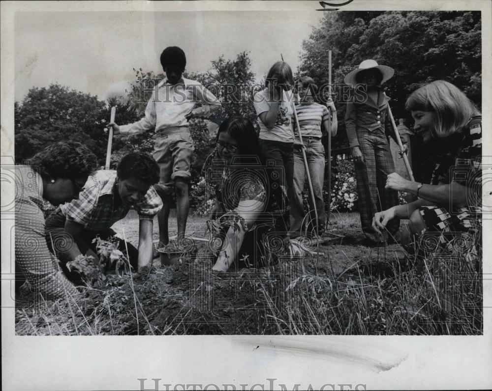 1975 Press Photo Dr Evelyn Murphy, Mass Environmental Secretary Plants Gardens - Historic Images