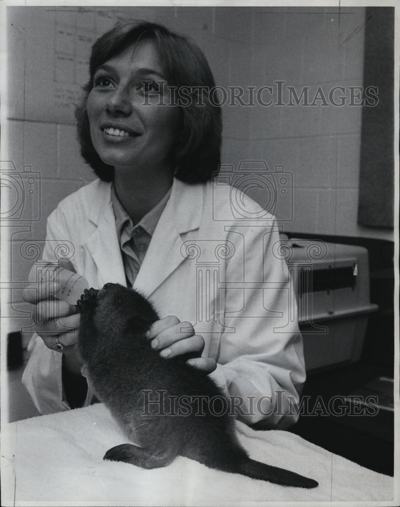 1975 Press Photo Carla Skinder Director Aquatic Animals New England Aquarium - Historic Images