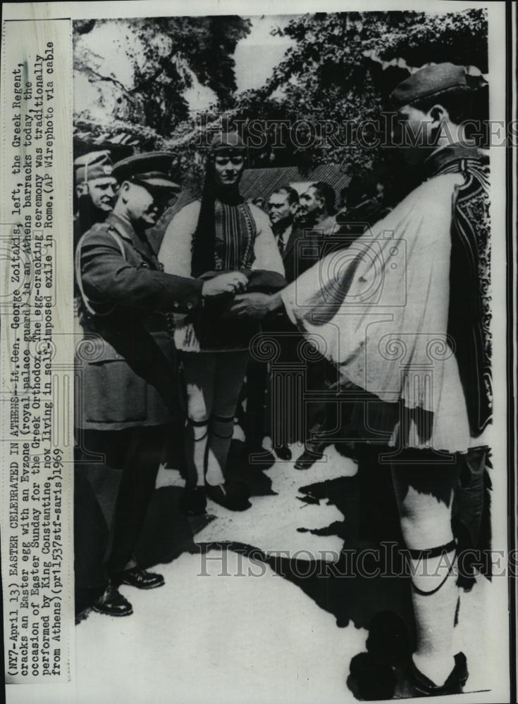 1969 Press Photo Lt Gen George Zoitakins Greek Regent Easter egg - RSL40649 - Historic Images