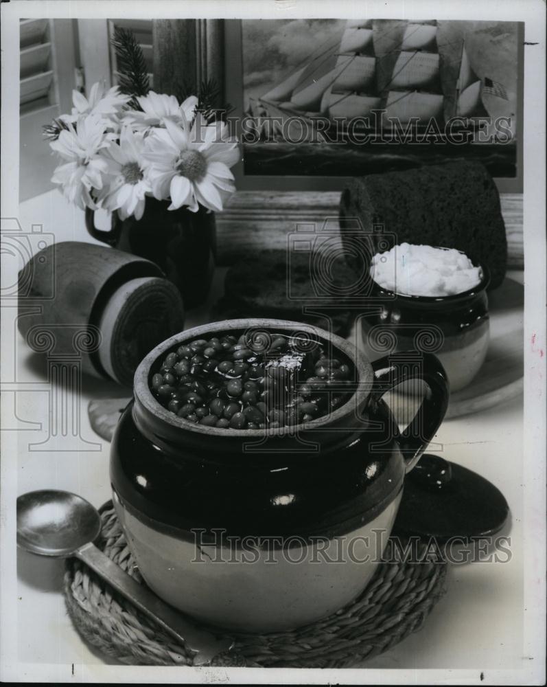 1977 Press Photo In New England Homes, baked beans &amp; brown bread with molasses - Historic Images