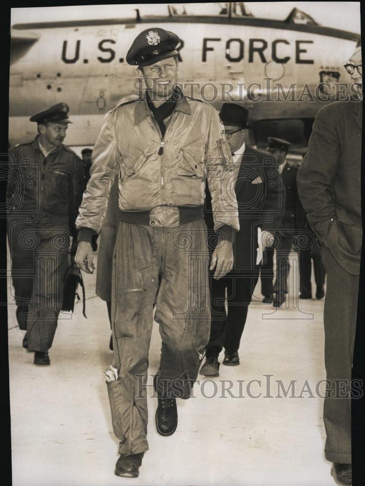 Press Photo Maj Mont Smith leaving air force plane - RSL43983 - Historic Images